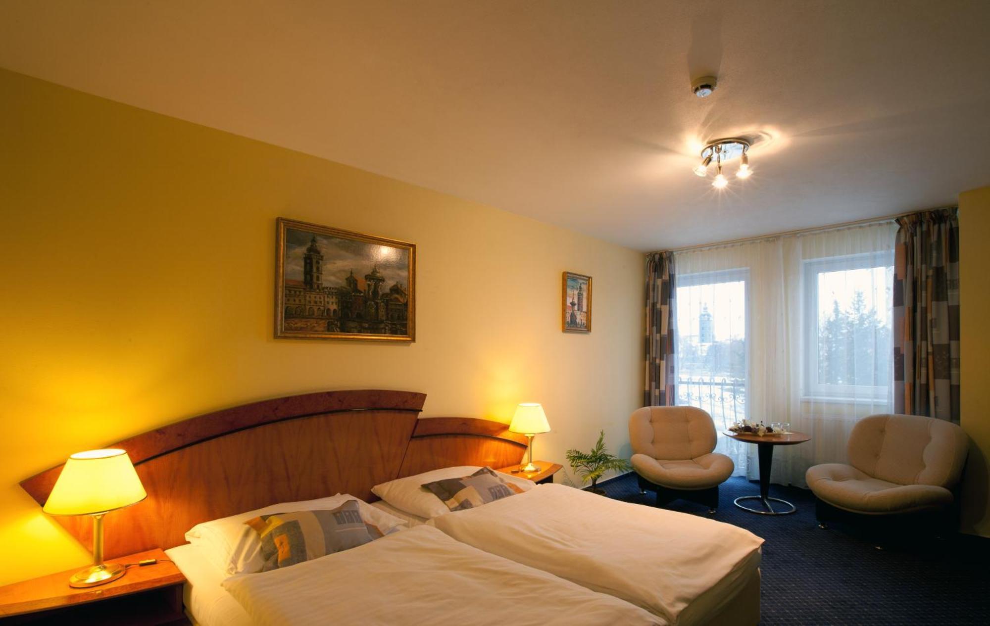 Hotel Savoy เชสเกบูดิเยโจวิตเซ ภายนอก รูปภาพ