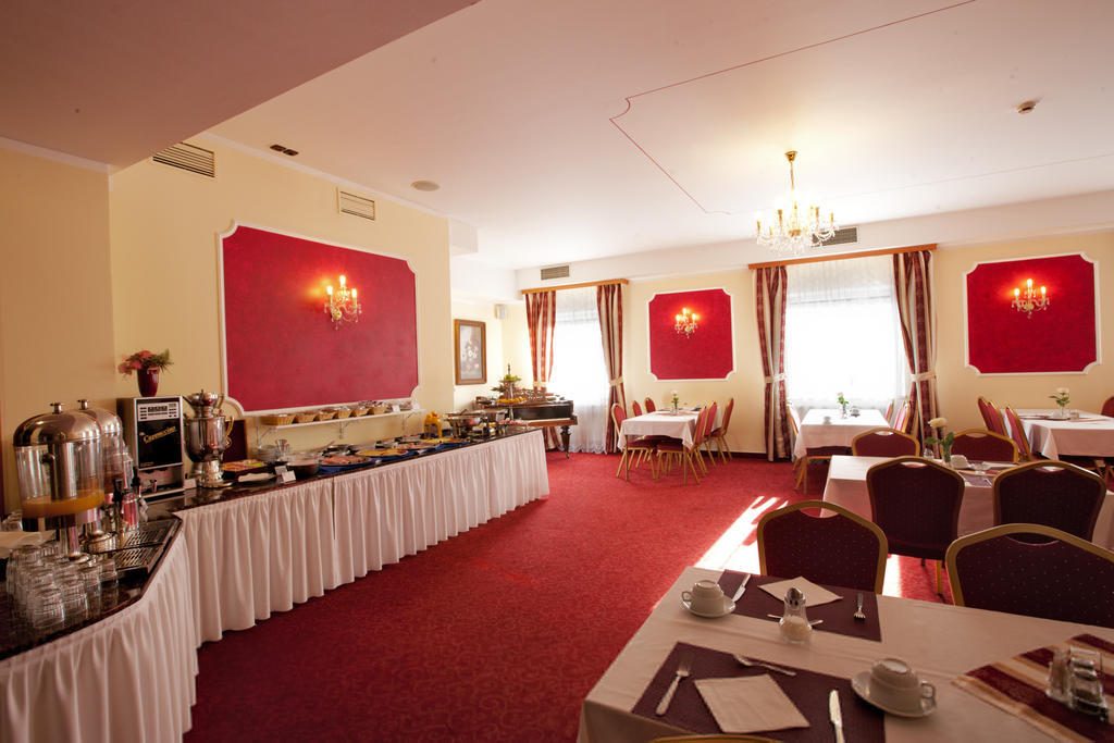 Hotel Savoy เชสเกบูดิเยโจวิตเซ ภายนอก รูปภาพ