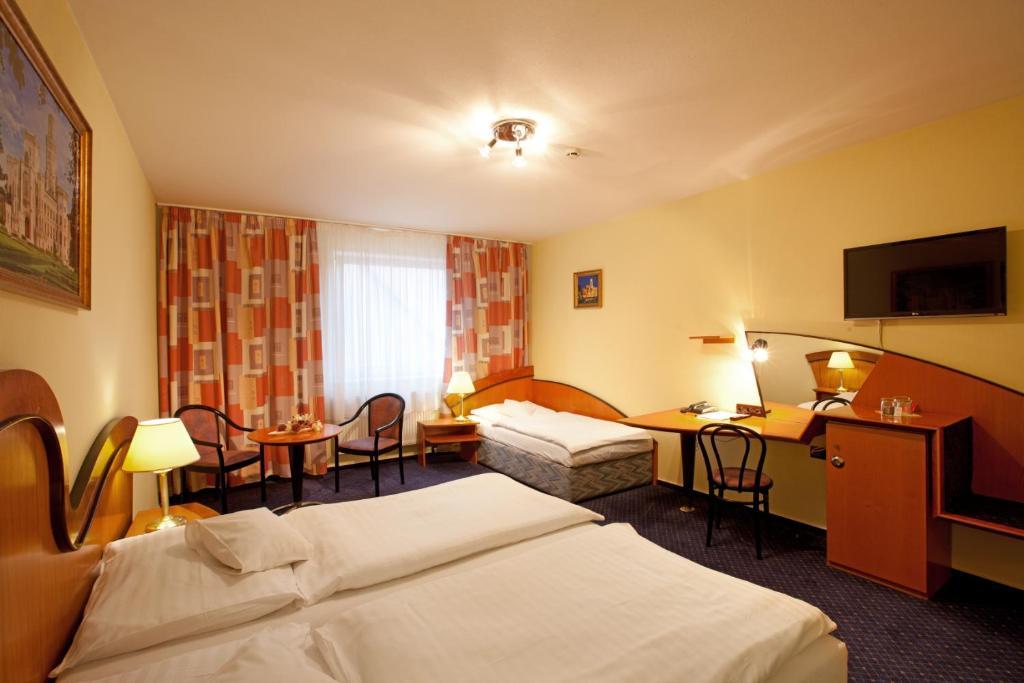 Hotel Savoy เชสเกบูดิเยโจวิตเซ ภายนอก รูปภาพ
