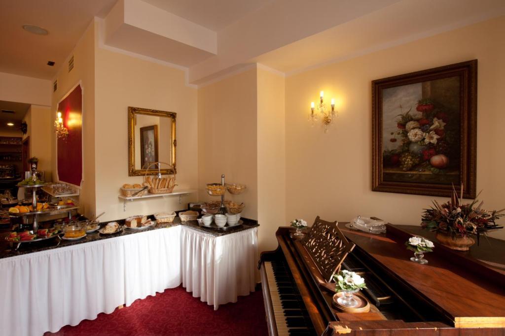 Hotel Savoy เชสเกบูดิเยโจวิตเซ ภายนอก รูปภาพ