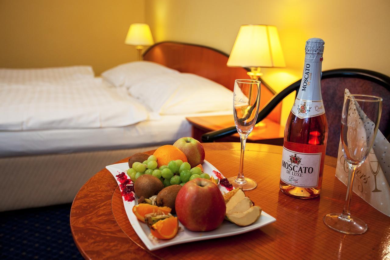 Hotel Savoy เชสเกบูดิเยโจวิตเซ ภายนอก รูปภาพ