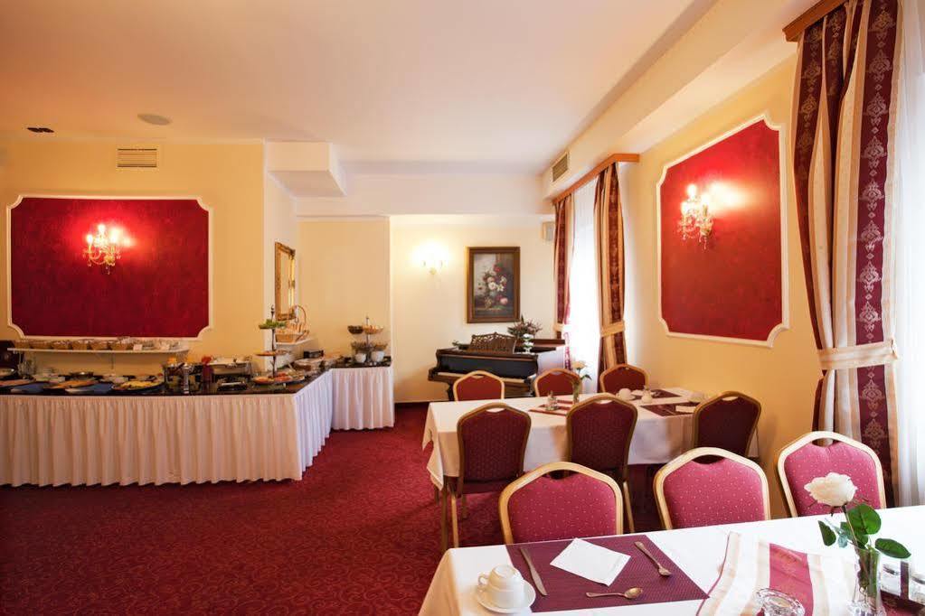 Hotel Savoy เชสเกบูดิเยโจวิตเซ ภายนอก รูปภาพ