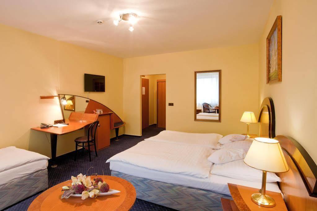 Hotel Savoy เชสเกบูดิเยโจวิตเซ ภายนอก รูปภาพ